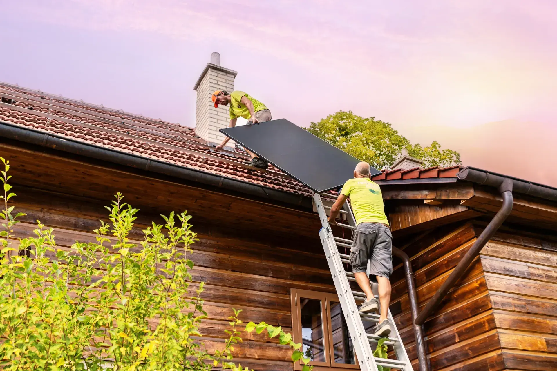 Montážní tým Elgreen instaluje fotovoltaické panely na střechu rodinného domu