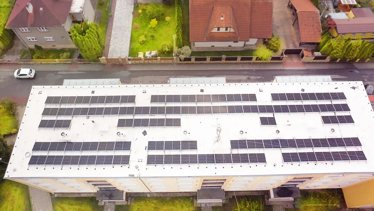 Fotovoltaika na střeše bytového domu z ptačí perspektivy od Elgreen