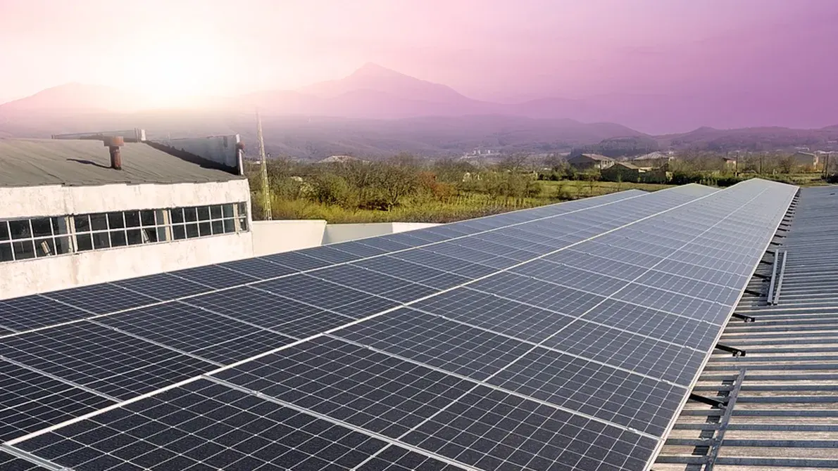 Fotovoltaická elektrárna na střeše firemní haly od Elgreen