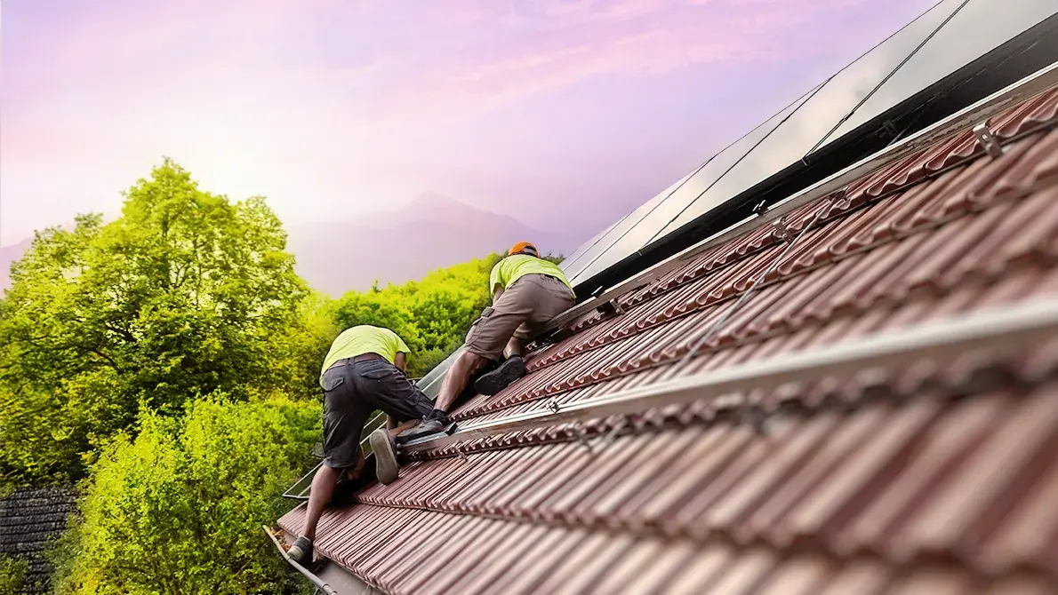 Tým Elgreen instaluje fotovoltaické panely na střeše rodinného domu